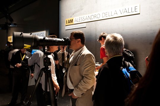 Die Ausrüstung der Profis konnte in der Maag Halle ebenfalls bewundert und ausprobiert werden. Die Fotografen standen Red und Antwort. (Bild: PHOTOPRESS/Sabine Burger)