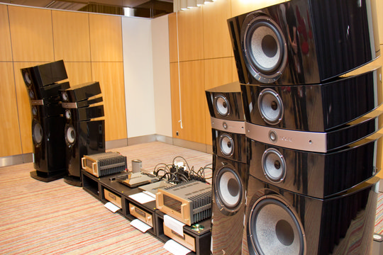Die Focal Grande Utopia (rechts) lief mit Accuphase Elektronik, während die kleinere Stella Utopia mit dem Devialet Vollverstärker überzeugend darlegte, dass sie keine Wattmonster benötigt. Präsentiert von Thierry Mayer für Sistrade.