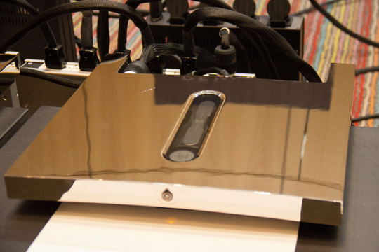 Über eine sehr eigenständige Elektronik verfügt der Devialet Vollverstärker D-Premier mit reiner Klass A in der Vorstufe und effizienter Digitalendstufe mit 2 x 400 Watt an den Lautsprecherklemmen. Das absolut Verblüffende ist aber die Art und Weise der Klangentfaltung. Integriert ist ein erstklassiger Streamer. Unbedingt anhören, sehr empfehlenswert.