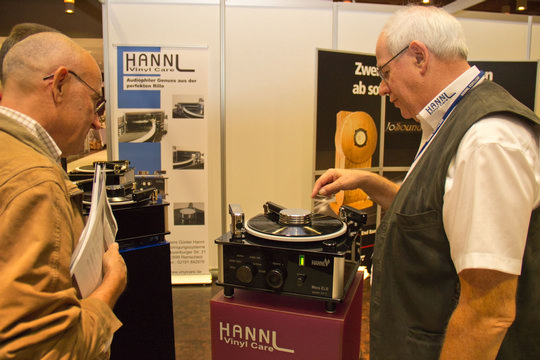Die Kostbarkeiten wollen gut gepflegt sein: Eine Schallplatten-Waschmaschine ist da unverzichtbar.