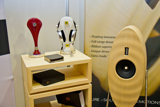 Form und Funktion. Das ovale Gehäuse des Wave 40 Lautsprechers von Soundkaos, einer Britisch/Schweizerischen Partnerschaft, reduziert interne Reflexionen und sieht exzellent aus. Das Holz stammt aus dem Instrumentenbau.