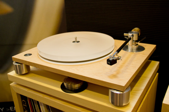 ... Holborne Plattenspieler und Tonarm auf Holzzarge von Soudkaos erhält man eine ungemein sympathische und wohlklingende High End Audio Kombination für Vinylfans, bei der auch Produktästheten nicht zu kurz kommen.