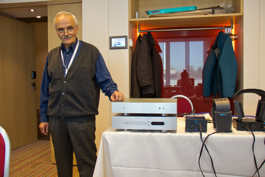 Martin Dürrenmatt von Precide neben dem brandneuen Primare DAC30 mit symmetrischer Signalführung und 24/192 Support. Unten der CD-Player CD22, der gleichzeitig auch als DAC für 24/192 HighRes-Audio genutzt werden kann.