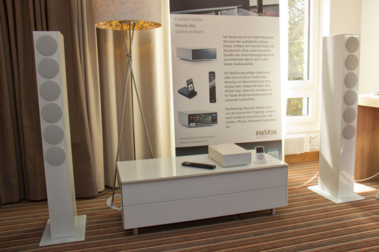 Ganz im reinem Weiss für ein edles Wohnraumambiente präsentierte sich Revox mit dem Netzwerk-Receiver Joy und der Re:sound G prestige.
