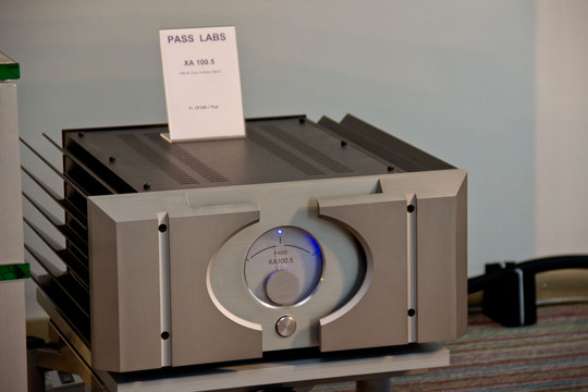 Kompromisslos im Materialaufwand sind die Klass A Endstufen XA100.5 von Pass Labs. Stromverbrauch und Preis haben es in sich. Klanglich gehören die Pass immer noch zum Feinsten, was der Markt anzubieten hat.