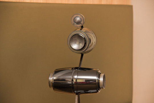 Ein Unikum der besonderen Art ist der französische Leedth HPAB Lautsprecher. Im Zusammenarbeit mit der Universität du Main entstand ein neuartiger, magnetischer Antrieb, der eine Miniaturisierung der Chassis erlaubte. Das Klangerlebnis ist irritierend, denn entgegen der Vermutung erzeugen die Winzlinge ausreichend Bassvolumen und sind extrem verzerrungsfrei.