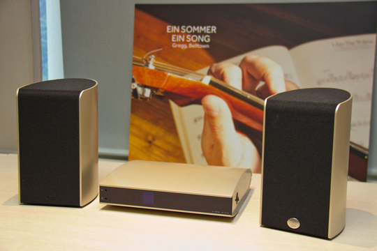 Die Linn Kiko ist das neuste All-In-One Audiosystem der schottischen Hi-Fi-Schmiede Linn. Seit einiger Zeit spezialisiert man sich mit Erfolg auf die Streamingtechnolgien. Entsprechend braucht es hier keinen CD-Player. Kiko soll nicht zuletzt jungen, audiophilen Einsteigern den Zugang zur Linn Welt ermöglichen.