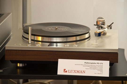 Dank chinesischen Besitzern zurück in der Audiowelt ist Luxman. Neu aufgelegt wurde die Legende PD-171. Der Kult-Plattenspieler vereint guten, analogen Klang mit Bedienungskomfort. Der Preis der Neuauflage ist mit 7400 CHF allerdings deftig.