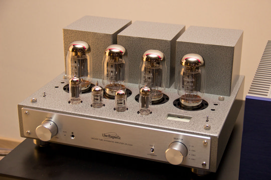 Da passt der Retro-Look, der sonst modernen und erstaunlich preiswerten Line-Magnetic Röhrenamps hervorragend dazu. Im Bild die LM-2161A mit KT88 Röhren in Push-Pull Anordnung. Per Switch lässt sich zwischen 22 Watt Trioden- und 38 Watt Ultralinear-Modus umschalten.