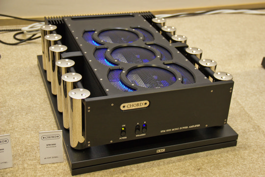 Mehr als ein Blickfang fürs Musikzimmer. Aufbau und Verarbeitung der Chord SPM 6000 Mono-Endstufen spotten jeder Beschreibung. Die 35 kg geballte Technik entfalten - falls nötig - 750 Watt Dauerleistung an 8 Ohm. Paarpreis um 45'000 CHF.