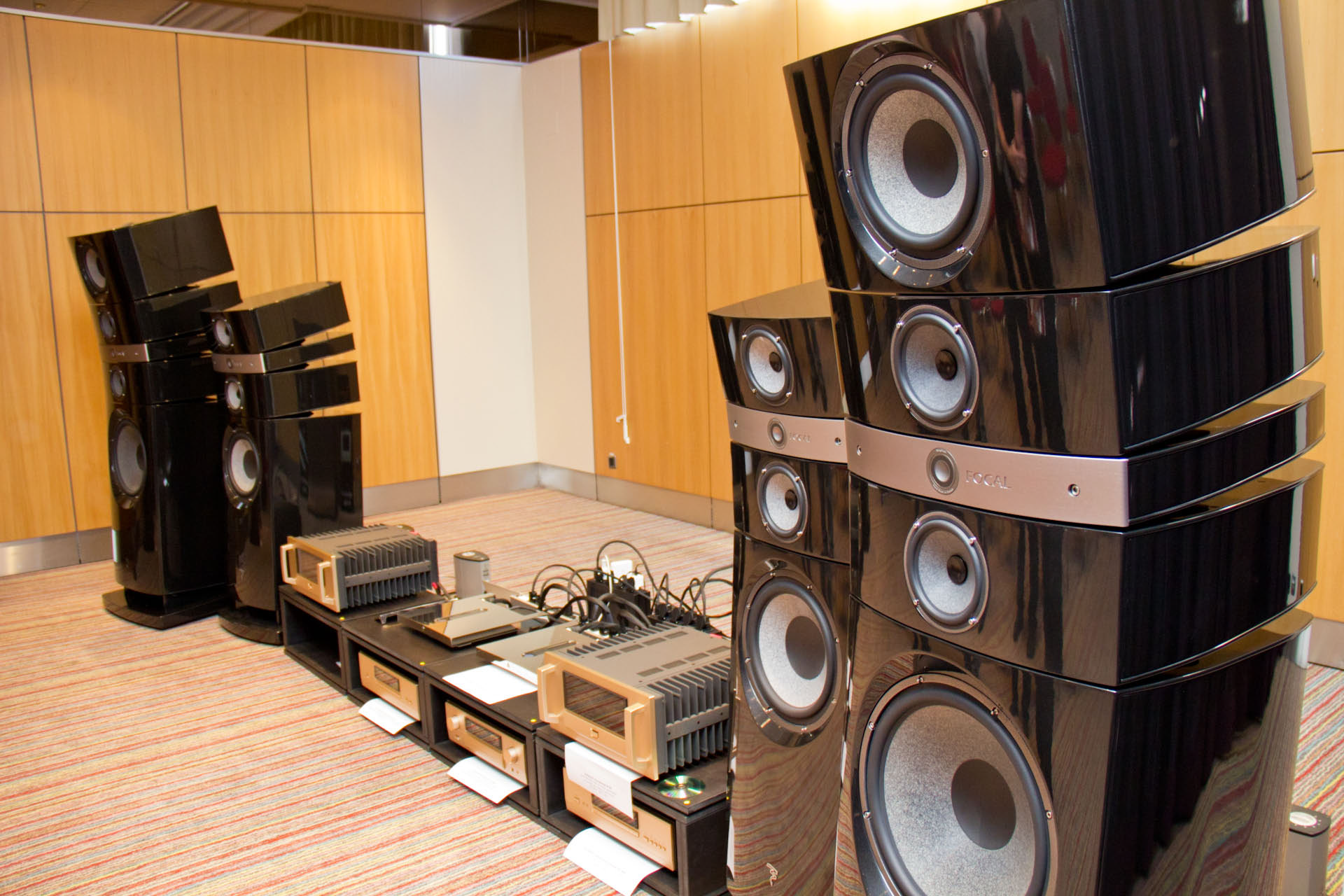 Die Focal Grande Utopia (rechts) lief mit Accuphase Elektronik, während die kleinere Stella Utopia mit dem Devialet Vollverstärker überzeugend darlegte, dass sie keine Wattmonster benötigt. Präsentiert von Thierry Mayer für Sistrade.