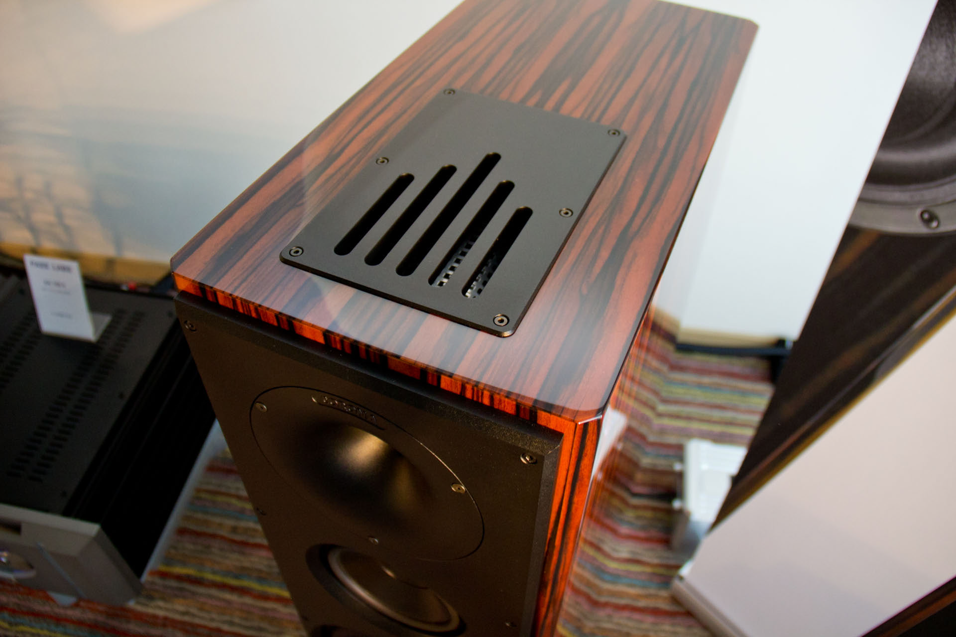 Das Herzstück des Lansche Audio NO.5.1 Lautsprechers ist der praktisch masselose und extrem "schnelle" Ionen-Hochtöner mit einem Frequenzgang bis 150 kHz - ideal für HighRes-Audio. Klanglich sicherlich eines der Highlights der Messe.