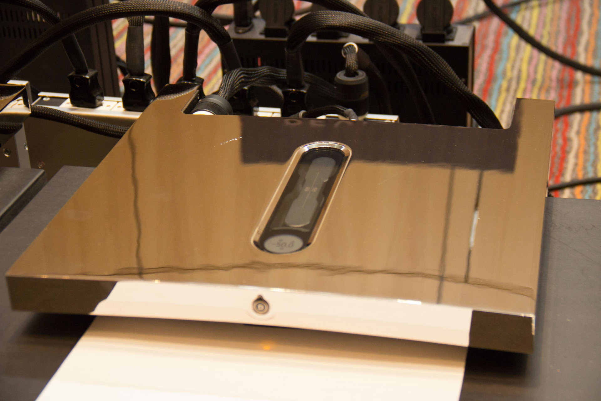 Über eine sehr eigenständige Elektronik verfügt der Devialet Vollverstärker D-Premier mit reiner Klass A in der Vorstufe und effizienter Digitalendstufe mit 2 x 400 Watt an den Lautsprecherklemmen. Das absolut Verblüffende ist aber die Art und Weise der Klangentfaltung. Integriert ist ein erstklassiger Streamer. Unbedingt anhören, sehr empfehlenswert.