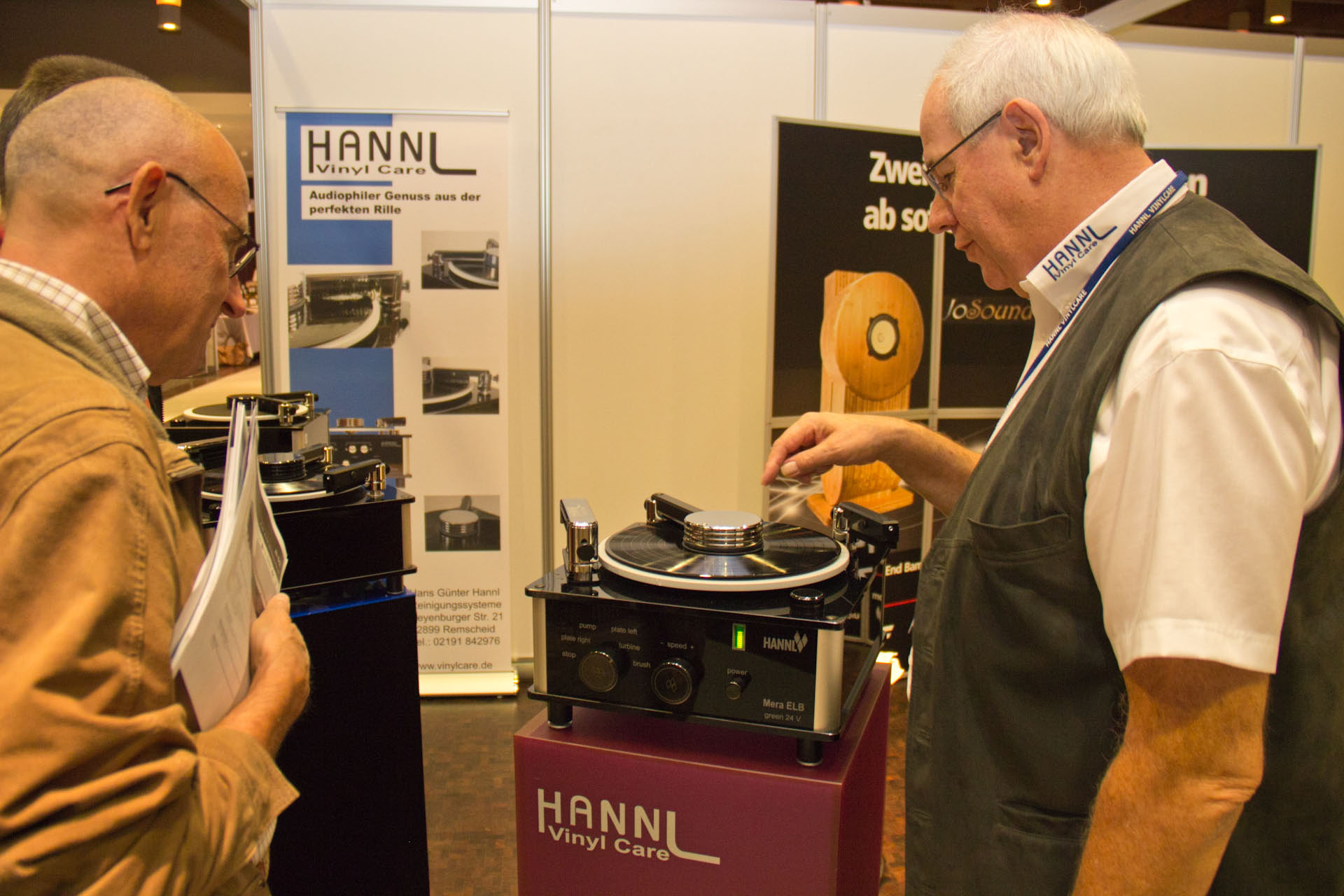 Die Kostbarkeiten wollen gut gepflegt sein: Eine Schallplatten-Waschmaschine ist da unverzichtbar.