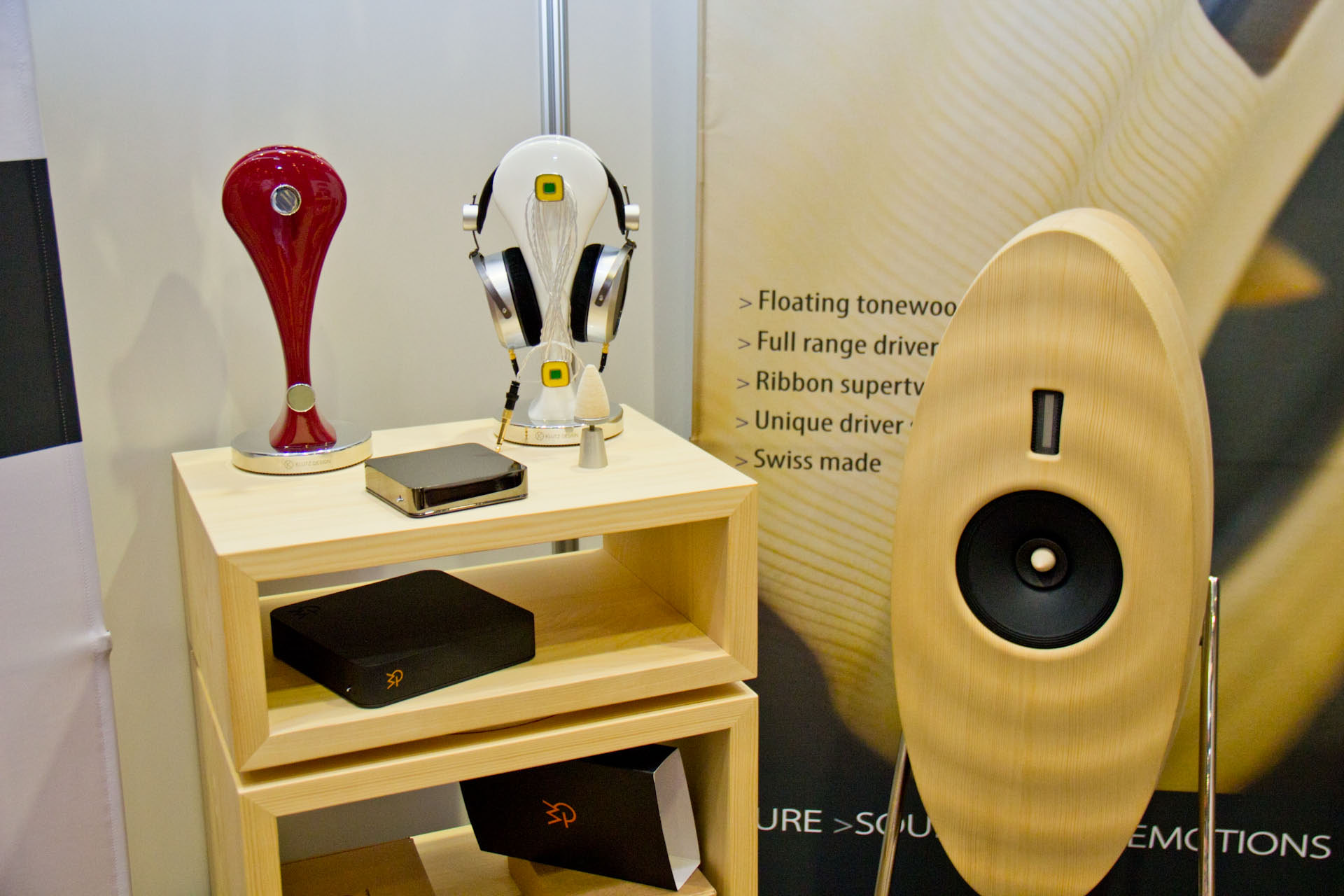 Form und Funktion. Das ovale Gehäuse des Wave 40 Lautsprechers von Soundkaos, einer Britisch/Schweizerischen Partnerschaft, reduziert interne Reflexionen und sieht exzellent aus. Das Holz stammt aus dem Instrumentenbau.