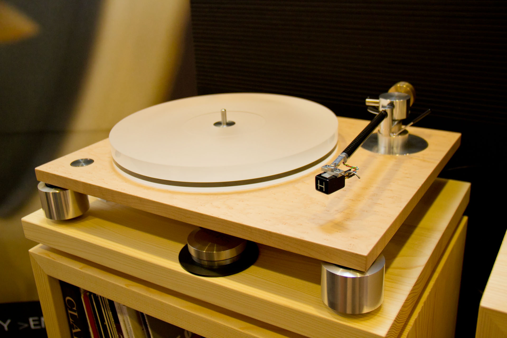 ... Holborne Plattenspieler und Tonarm auf Holzzarge von Soudkaos erhält man eine ungemein sympathische und wohlklingende High End Audio Kombination für Vinylfans, bei der auch Produktästheten nicht zu kurz kommen.
