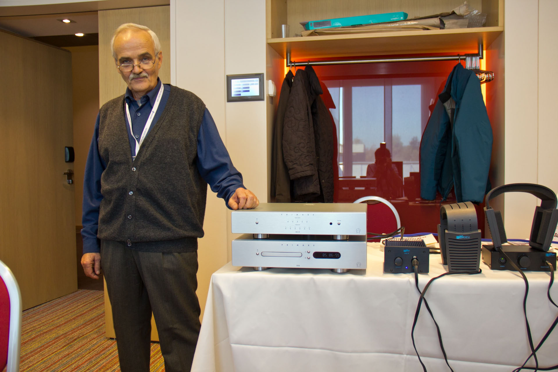 Martin Dürrenmatt von Precide neben dem brandneuen Primare DAC30 mit symmetrischer Signalführung und 24/192 Support. Unten der CD-Player CD22, der gleichzeitig auch als DAC für 24/192 HighRes-Audio genutzt werden kann.