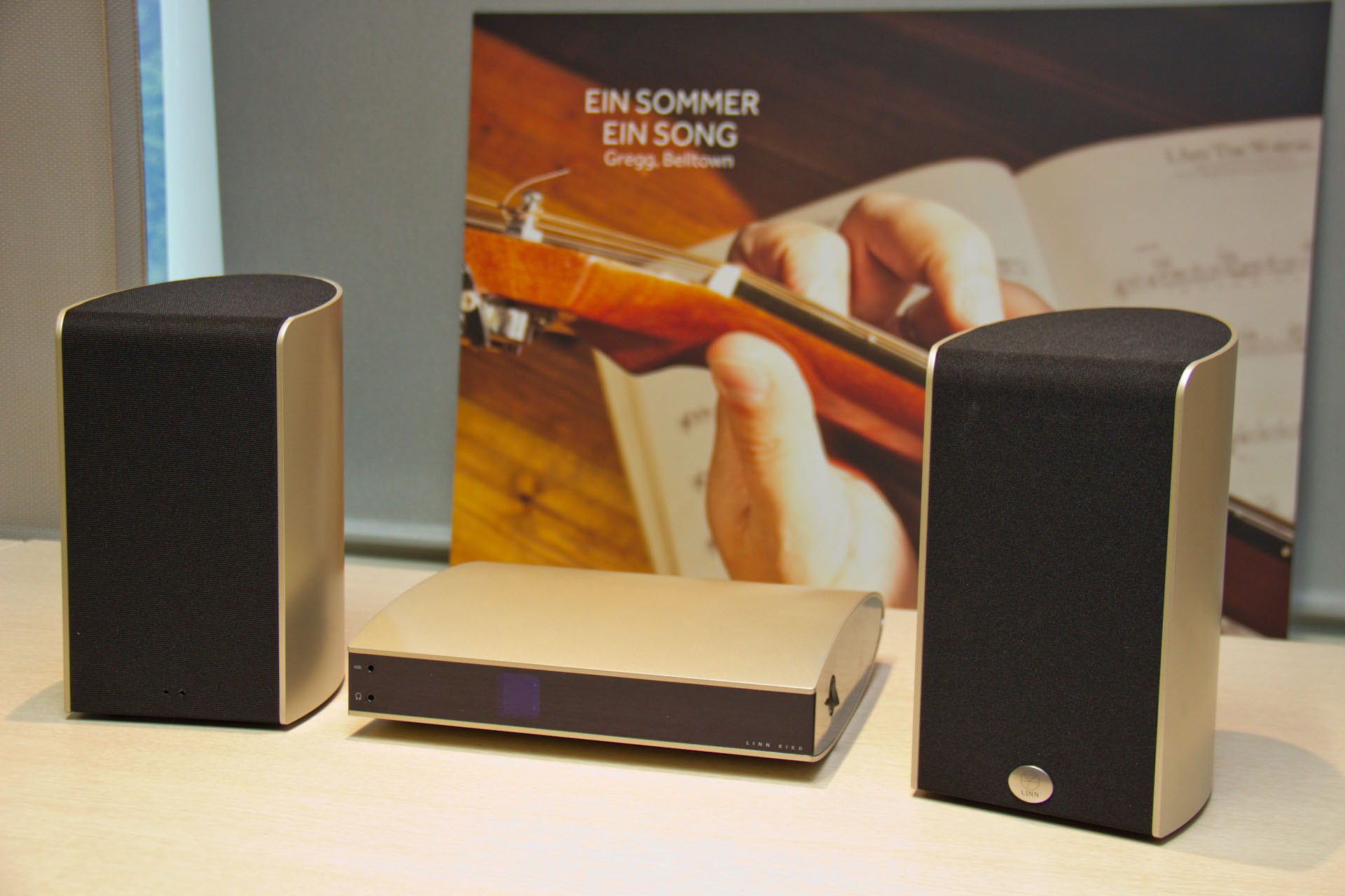 Die Linn Kiko ist das neuste All-In-One Audiosystem der schottischen Hi-Fi-Schmiede Linn. Seit einiger Zeit spezialisiert man sich mit Erfolg auf die Streamingtechnolgien. Entsprechend braucht es hier keinen CD-Player. Kiko soll nicht zuletzt jungen, audiophilen Einsteigern den Zugang zur Linn Welt ermöglichen.