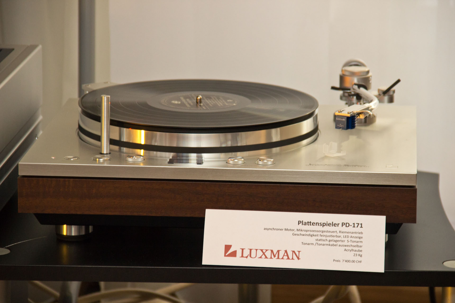 Dank chinesischen Besitzern zurück in der Audiowelt ist Luxman. Neu aufgelegt wurde die Legende PD-171. Der Kult-Plattenspieler vereint guten, analogen Klang mit Bedienungskomfort. Der Preis der Neuauflage ist mit 7400 CHF allerdings deftig.