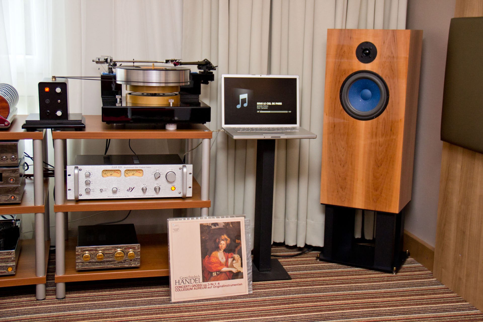 Eine der angenehmsten und besten Vorführungen gabs bei Ouir zu hören. Die Audio Note Lautsprecher klingen unglaublich geschmeidig und haben eine richtigen "Slow-Down"-Charakter. Zum Laufwerk-Klassiker Platine Verdier von Jean Constant Verdier braucht man nicht viele Worte zu verlieren. Seit 1979 wird er praktisch unverändert gebaut.