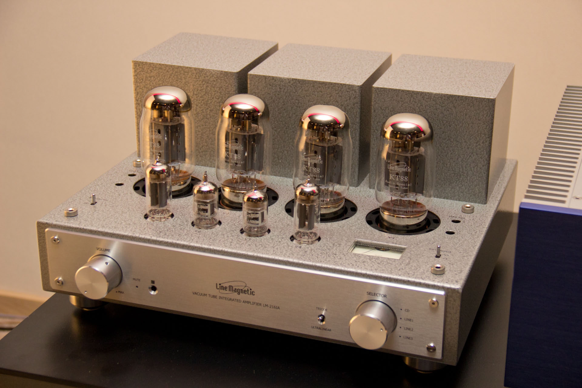 Da passt der Retro-Look, der sonst modernen und erstaunlich preiswerten Line-Magnetic Röhrenamps hervorragend dazu. Im Bild die LM-2161A mit KT88 Röhren in Push-Pull Anordnung. Per Switch lässt sich zwischen 22 Watt Trioden- und 38 Watt Ultralinear-Modus umschalten.