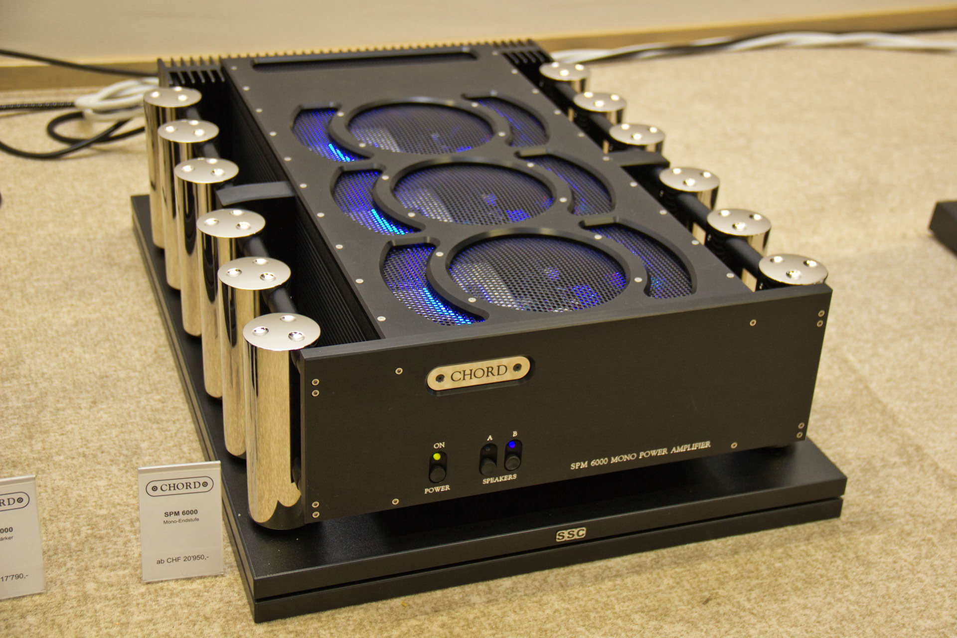Mehr als ein Blickfang fürs Musikzimmer. Aufbau und Verarbeitung der Chord SPM 6000 Mono-Endstufen spotten jeder Beschreibung. Die 35 kg geballte Technik entfalten - falls nötig - 750 Watt Dauerleistung an 8 Ohm. Paarpreis um 45'000 CHF.