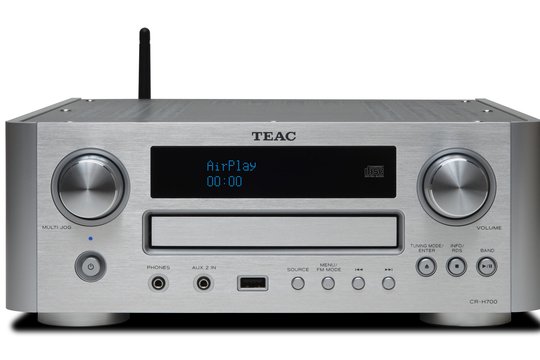 Den CR-H700 CD-Receiver mit AirPlay-Technologie gibt es mit und ohne DAB-Empfänger. Er verfügt über Internetradio und Phono-Eingang sowie über einen mit BurrBrown-Wandlern bestückten CD-Player und einen Verstärker mit 2 x 40 Watt Ausgangsleistung.
Der CR-H700 beziehungsweise CR-H700DAB kann problemlos in ein Heimnetzwerk eingebunden werden.