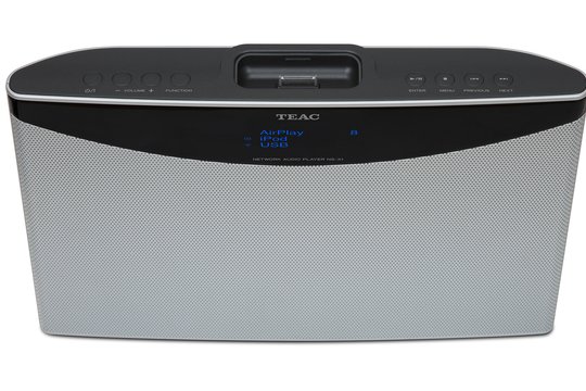 Der Netzwerk-Player NS-X1 ist ein Design-orientiertes Internet-Radio mit AirPlay und Streaming-Funktion. Unterstützt werden die Audio-Formate MP3, WMA, WAV, AAC, OGG, Flag, Mpeg1-Layer 1/2/3 sowie LPCM. Als Wiedergabequellen kommen neben einem PC/MAC oder NAS Musik-Server sowohl der im NS-X1 integrierte UKW/Internet-Tuner, ein am dafür vorhandenen Dock aufgesteckter iPod oder ein iPhone in Betracht, als auch über den AUX-Eingang angeschlossene externe Player. 