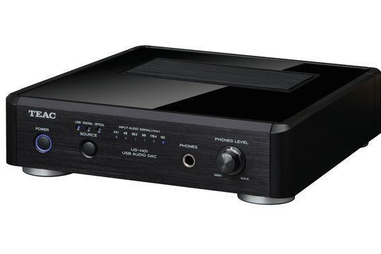 Der UD-H01 ist ein Dual-Digital-Analog-Wandler, bestückt mit zwei BurrBrown DAC-Einheiten (Typ 1795) und Tenor USB-Audio-Interface, mit deren Hilfe diese Komponente zur „externen Hochleistungs-Soundkarte“ für jeden Computer wird. Zur Weiterleitung der Signale an Verstärker oder Aktivboxen ist der UD-H01 mit symmetrischen wie auch asymmetrischen Ausgängen ausgestattet. 