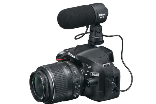 Für anspruchsvolle Filmer lässt sich das integrierte Stereo-Mikrofon durch das aufsteckbare ME1 ersetzen. Die Kamera zeichnet Voll-HD-Filme (1080p) mit bis zu 60i/50i auf.