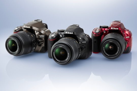 Das leichtes Gehäuse (505 g) mit einem durchdachten Design und ausgereifter Ergonomie ist in den drei Farben Black, Red und Bronze erhältlich. Ergänzt wird es durch die NIKKOR Objektive von Nikon.