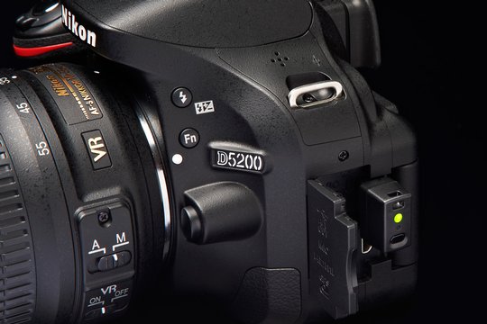 Eine drahtlose Bildübertragung von der Kamera auf Smart-Geräte ist durch Verwendung des optionalen Funkadapters WU-1a möglich. Es ist so auch möglich, die Kamera über das Smart-Gerät aus der Ferne zu steuern.