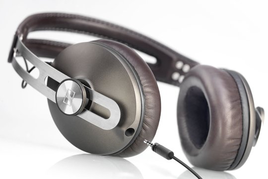 Der Sennheiser Momentum ist ein erstklassig gefertiger, kompakter, ohrumschliessender Hörer mit sehr gutem Klang. Aufgrund seiner sehr hohen Klangqualität für den Ausseineinsatz wie fürs genüssliche Hören zu Hause geeignet.