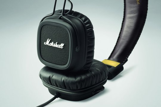 Der Marshall Major ist ein kompakter, ohraufliegender Kopfhörer mit typischem Marshall Outfit und einem Klang der tatsächlich an den Sound von Marshall-Amps erinnert. Jimmy Hendrix lässt grüssen.