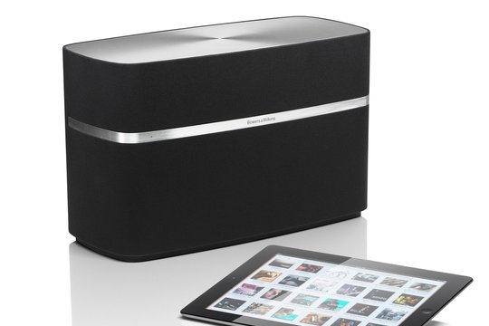 Der A7 von B&W unterstützt AirPlay. Je zwei Hoch- und Tiefmitteltöner liefern 4 x 25 Watt, der integrierte Subwoofer zusätzlich 50 Watt.