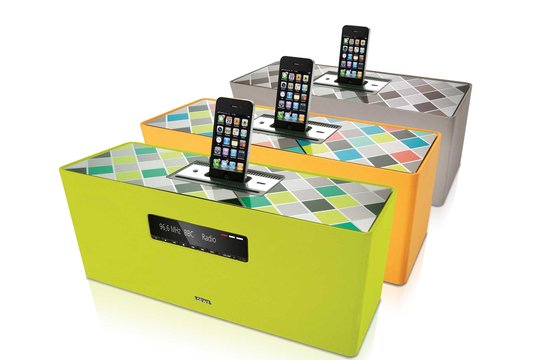 Die Soundbox von Loewe gibt es in den abgebildeten Farben sowie in Schwarz oder Weiss. Integriert sind neben der Dockingstation CD-Spieler, RDS-Radio und Wecker.