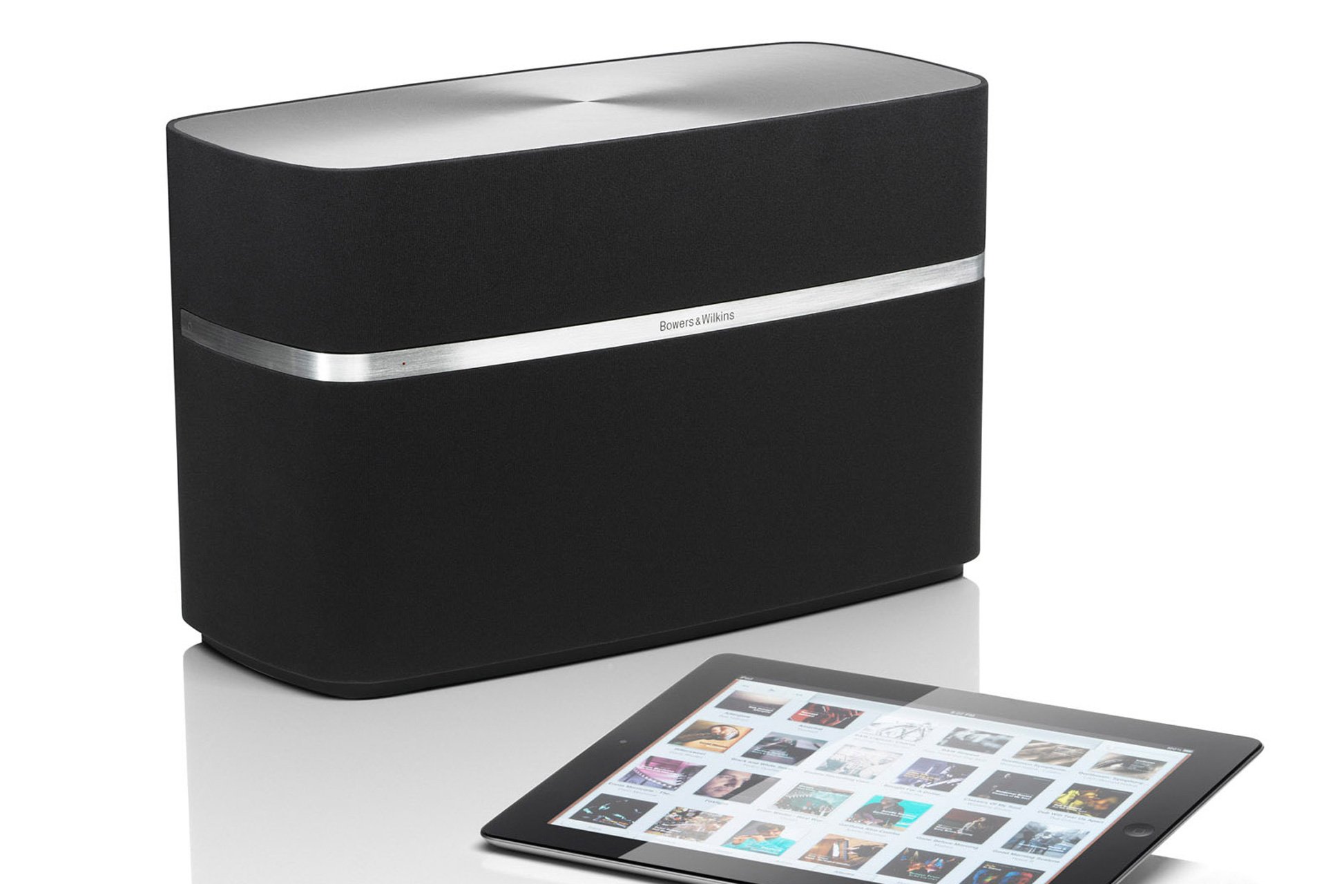 Der A7 von B&W unterstützt AirPlay. Je zwei Hoch- und Tiefmitteltöner liefern 4 x 25 Watt, der integrierte Subwoofer zusätzlich 50 Watt.
