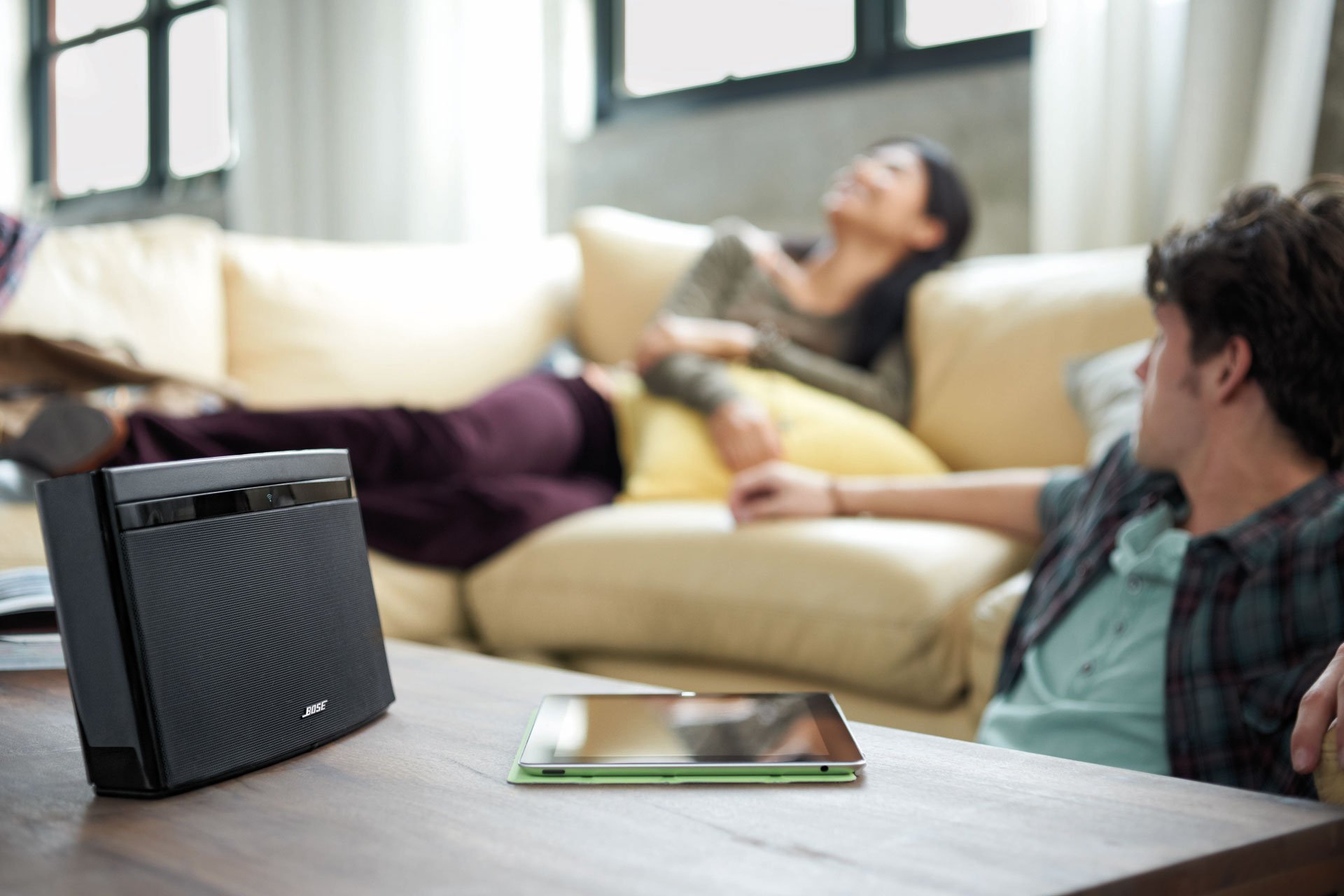 Den SoundLink-Lautsprecher von Bose gibt es als "Air" mit AirPlay und als "BT" mit Bluetooth. Dank Akku ist er auch im Freien einsetzbar.