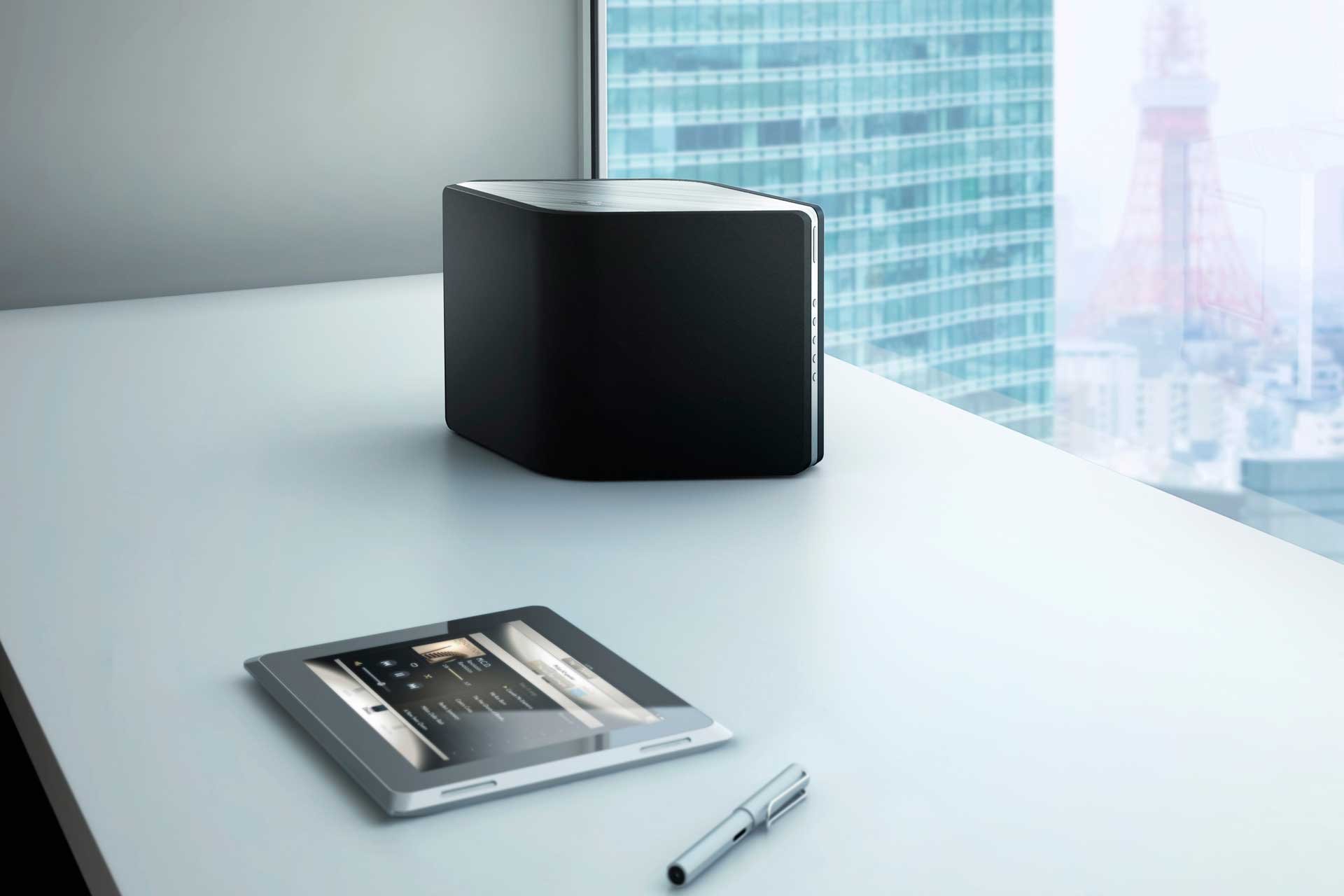 Der drahtlose Lautsprecher AW3000 ist Teil des Fidelio Wireless HiFi von Philips. Er lässt sich über Apple und Android Smart Devices bedienen.