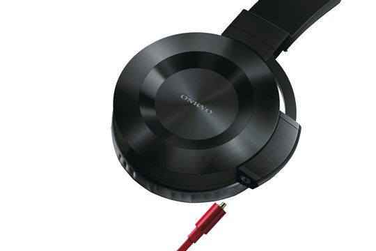 Das Kabel des ES-FC300 lässt sich abnehmen und dadurch auch austauschen. Auf der Hörerseite ist es mit einem koaxialen MMCX-Stecker bestückt.