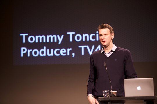 Tommy Tonic von Schwedischen TV-Sender TV4 erzählt von seinen Erfahrungen mit DSLR-Produktionen im TV. Der Sender hat während der Euro 2012 ein Fussball-Magazin ausschliesslich mit DSLR-Kameras produziert. 