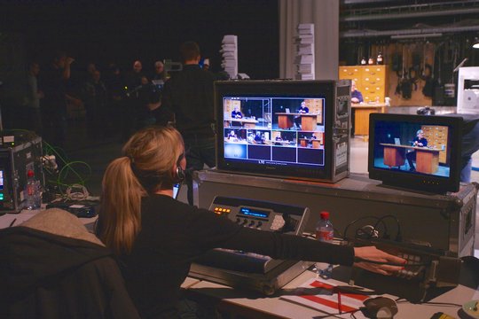 Live-Regie wird über einen ATEM 1M/E- Mischer von Black Magic Design geführt. Ob sich SRF in Zukunft mit dieser Technik abfindet, ist sehr fraglich. Im Betrieb ist der Mischer leider nicht sehr zuverlässig.