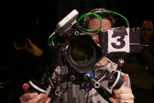 ... und Action! Liveproduktion mit Fotokameras funktioniert mit dem entsprechenden Zubehör ganz gut, wie ein erster Test zeigt. Für grössere Produktionen reicht die Zuverlässigkeit allerdings nicht aus.