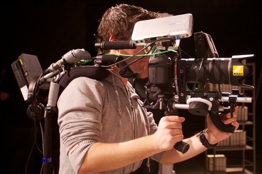avguide.ch-Redaktor Fabian Heer beim Test der Nikon D800 mit Schulterrig von Swedish Chameleon