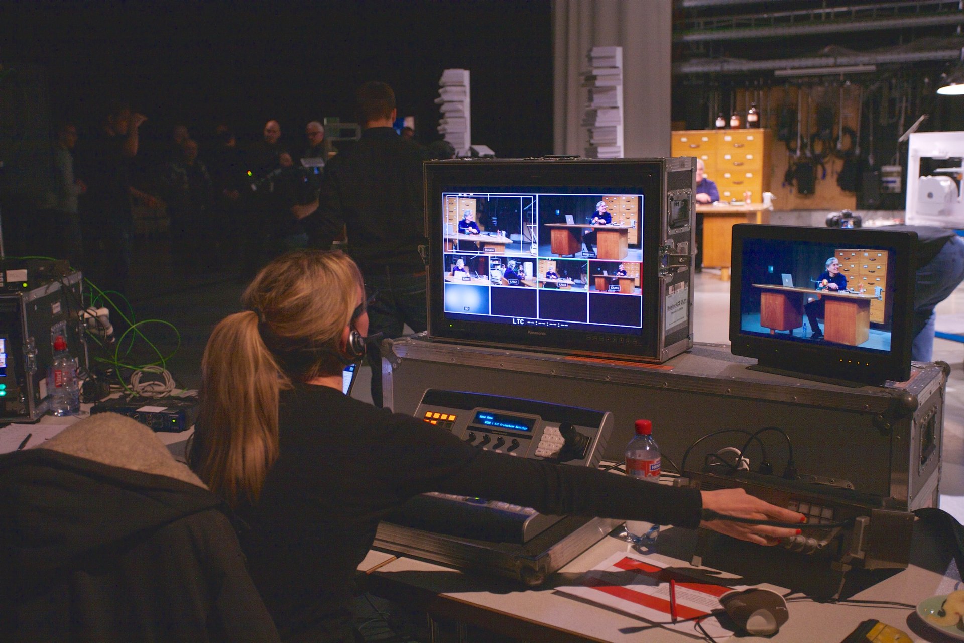 Live-Regie wird über einen ATEM 1M/E- Mischer von Black Magic Design geführt. Ob sich SRF in Zukunft mit dieser Technik abfindet, ist sehr fraglich. Im Betrieb ist der Mischer leider nicht sehr zuverlässig.