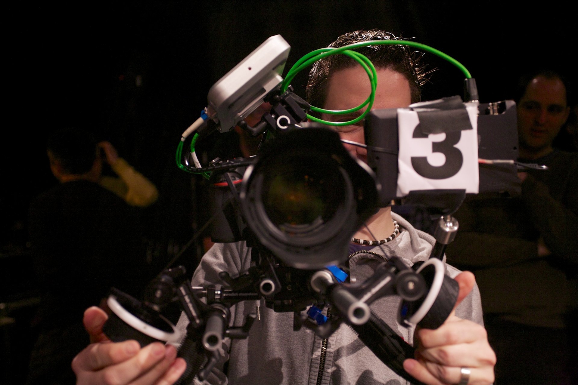 ... und Action! Liveproduktion mit Fotokameras funktioniert mit dem entsprechenden Zubehör ganz gut, wie ein erster Test zeigt. Für grössere Produktionen reicht die Zuverlässigkeit allerdings nicht aus.