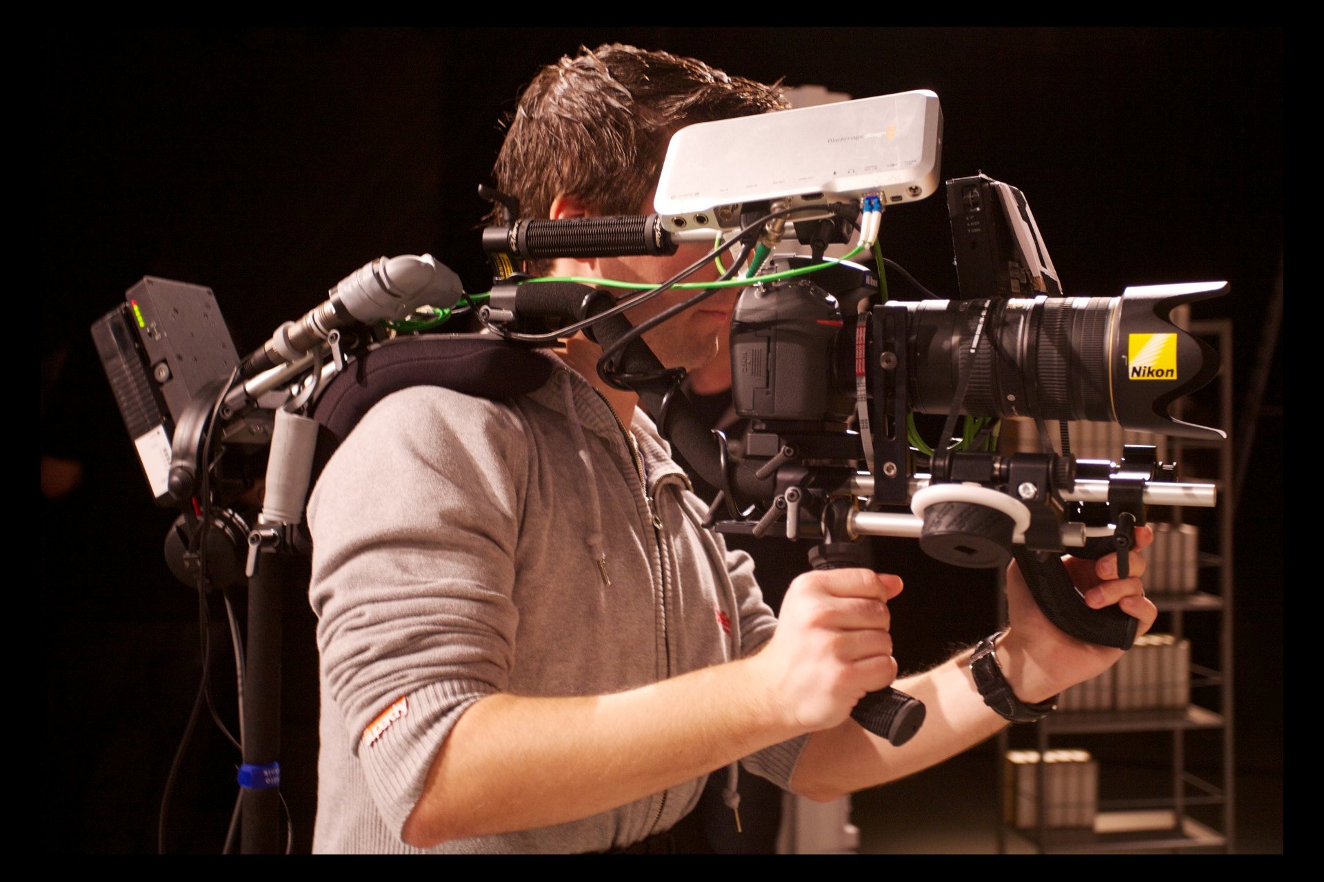 avguide.ch-Redaktor Fabian Heer beim Test der Nikon D800 mit Schulterrig von Swedish Chameleon