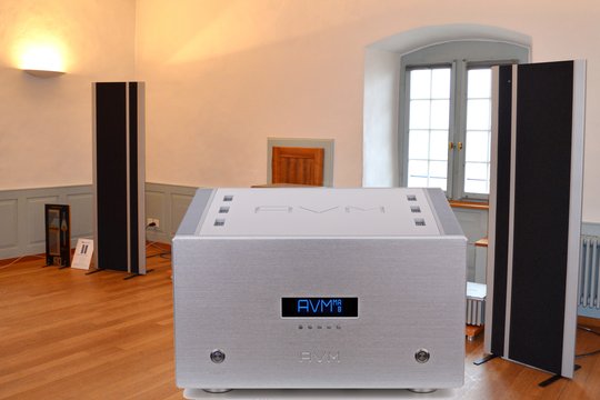 Hifi-Sulzer – Raum 9b. Seit 36 Jahren bietet das Hifi-Studio Sulzer in Zürich audiophile Feinkost an. Aus dem ausgesuchten Programm liegen dem Inhaber Cedrik Sörensen die Schallwände von Magnepan besonders am Herzen. Im Schloss erwartet sie das absolute Highlight aus dem Programm, die MG20.7, das erneuerte Flaggschiff von Magnepan. Erleben sie die Faszination grosser Flächenstrahler an der exzellenten Ovation Elektronik von AVM. 