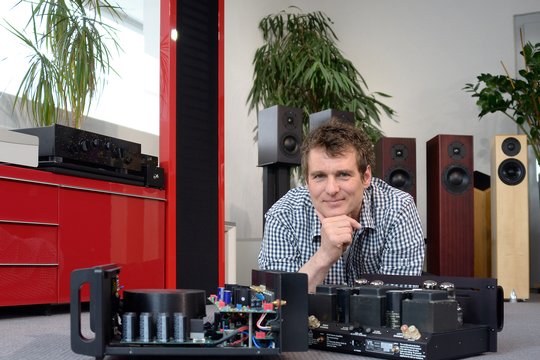 Hifi-Studio Wil – Raum 10. Audio-Exklusiv geht auf Entwicklungen des legendären Gerd Pütz zurück, welcher insbesondere mit seinen Elektrostaten hohe Bekanntheit erlangte. Andreas Schönberg hat diese Geräte nun neu aufgelegt, weiterentwickelt und das Programm ausgebaut. In kurzer Zeit haben die Audio-Exklusiv-Anlagen auf Shows und in Tests weltweit beeindruckt und sind ein Geheimtipp.