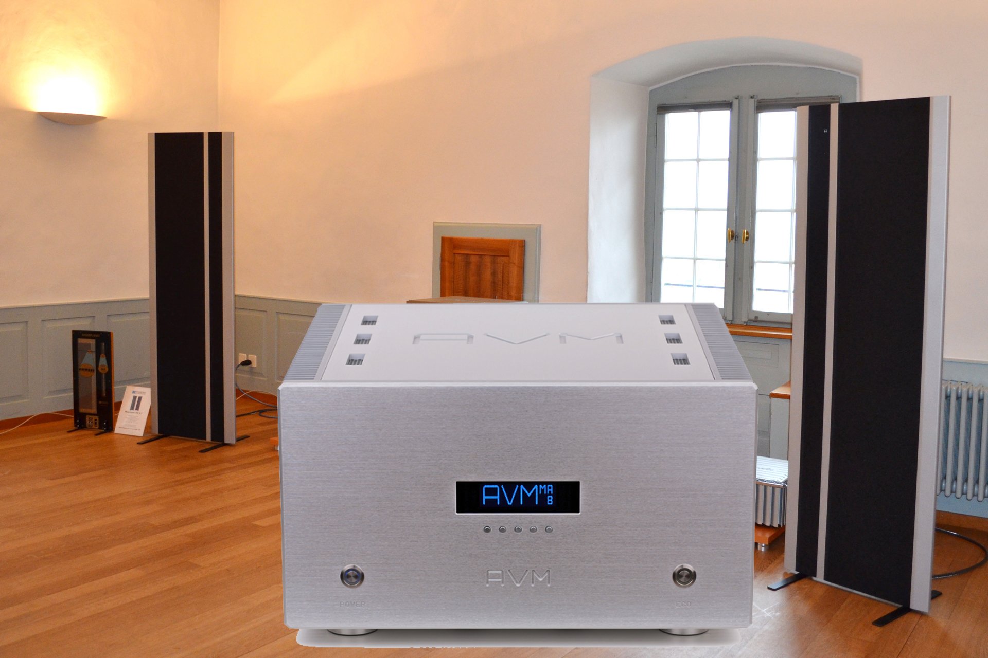 Hifi-Sulzer – Raum 9b. Seit 36 Jahren bietet das Hifi-Studio Sulzer in Zürich audiophile Feinkost an. Aus dem ausgesuchten Programm liegen dem Inhaber Cedrik Sörensen die Schallwände von Magnepan besonders am Herzen. Im Schloss erwartet sie das absolute Highlight aus dem Programm, die MG20.7, das erneuerte Flaggschiff von Magnepan. Erleben sie die Faszination grosser Flächenstrahler an der exzellenten Ovation Elektronik von AVM. 